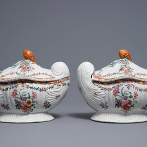 Une paire de terrines couvertes sur présentoirs en porcelaine de Chine famille rose de style néoclassique, Qianlong — photo 5
