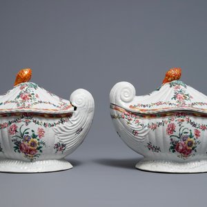 Une paire de terrines couvertes sur présentoirs en porcelaine de Chine famille rose de style néoclassique, Qianlong — photo 7
