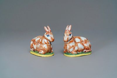 Une paire de terrines en forme de lièvre en faïence polychrome de Delft, 18ème