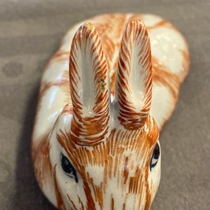 Une paire de terrines en forme de lièvre en faïence polychrome de Delft, 18ème — photo 8