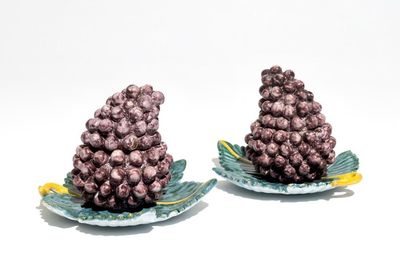 Une paire de terrines en forme de raisins en faïence polychrome de Delft, 18ème