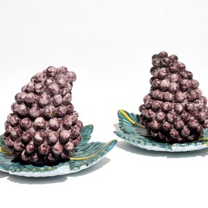Une paire de terrines en forme de raisins en faïence polychrome de Delft, 18ème — photo 1