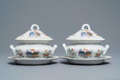 Une paire de terrines en porcelaine de Chine famille rose pour le marché hollandais, blasons de Nauta Beuckens et Swalue, Qianlong