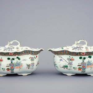 Une paire de terrines et couvercles sur présentoirs en porcelaine de Chine famille verte, 19ème — photo 5