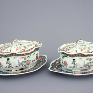 Une paire de terrines et couvercles sur présentoirs en porcelaine de Chine famille verte, 19ème — photo 1