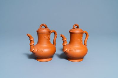 Une paire de théières couvertes en grès de Yixing, Kangxi