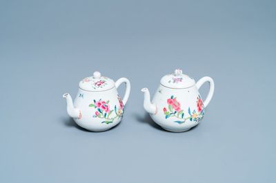 Une paire de théières couvertes en porcelaine de Chine famille rose à décor floral, Yongzheng
