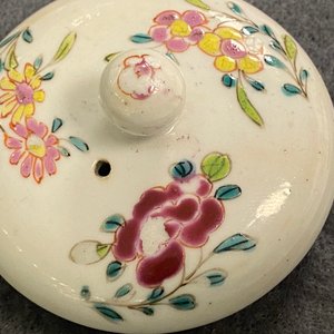 Une paire de théières couvertes en porcelaine de Chine famille rose à décor floral, Yongzheng — photo 14