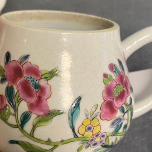 Une paire de théières couvertes en porcelaine de Chine famille rose à décor floral, Yongzheng — photo 19