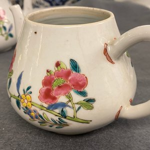 Une paire de théières couvertes en porcelaine de Chine famille rose à décor floral, Yongzheng — photo 25