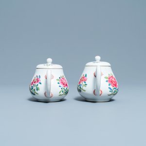 Une paire de théières couvertes en porcelaine de Chine famille rose à décor floral, Yongzheng — photo 3