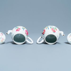 Une paire de théières couvertes en porcelaine de Chine famille rose à décor floral, Yongzheng — photo 6