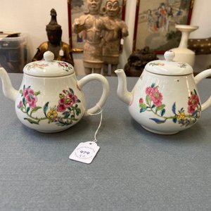 Une paire de théières couvertes en porcelaine de Chine famille rose à décor floral, Yongzheng — photo 8
