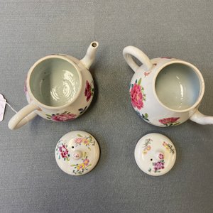 Une paire de théières couvertes en porcelaine de Chine famille rose à décor floral, Yongzheng — photo 10