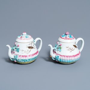 Une paire de théières couvertes en porcelaine de Chine famille rose, Yongzheng — photo 1