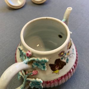 Une paire de théières couvertes en porcelaine de Chine famille rose, Yongzheng — photo 11