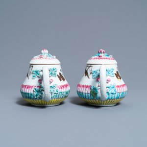 Une paire de théières couvertes en porcelaine de Chine famille rose, Yongzheng — photo 3