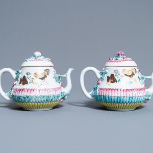 Une paire de théières couvertes en porcelaine de Chine famille rose, Yongzheng — photo 4