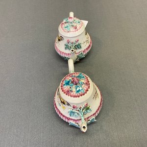 Une paire de théières couvertes en porcelaine de Chine famille rose, Yongzheng — photo 9