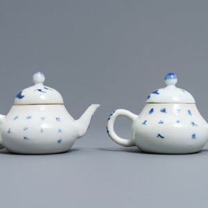 Une paire de théières en porcelaine de Chine 'Bleu de Hue' pour le Vietnam, 19ème — photo 4