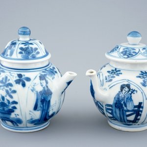 Une paire de théières en porcelaine de Chine bleu et blanc, Kangxi — photo 1