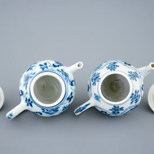 Une paire de théières en porcelaine de Chine bleu et blanc, Kangxi — photo 3