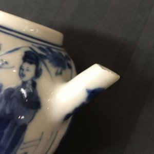 Une paire de théières en porcelaine de Chine bleu et blanc, Kangxi — photo 6