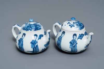 Une paire de théières en porcelaine de Chine bleu et blanc, marque 'Qing Yu Tang Zhi', Kangxi