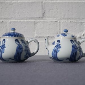 Une paire de théières en porcelaine de Chine bleu et blanc, marque 'Qing Yu Tang Zhi', Kangxi — photo 16