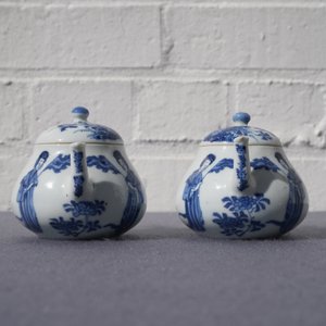 Une paire de théières en porcelaine de Chine bleu et blanc, marque 'Qing Yu Tang Zhi', Kangxi — photo 17