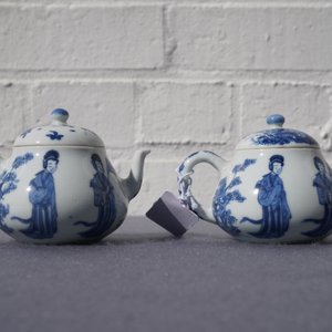 Une paire de théières en porcelaine de Chine bleu et blanc, marque 'Qing Yu Tang Zhi', Kangxi — photo 18