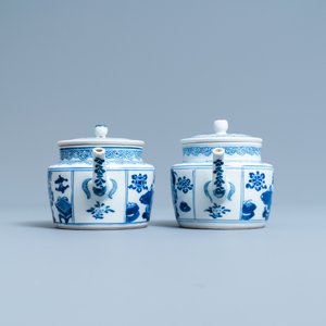 Une paire de théières en porcelaine de Chine en bleu et blanc à décor d'antiquités, Kangxi — photo 3