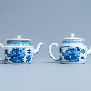 Une paire de théières en porcelaine de Chine en bleu et blanc à décor d'antiquités, Kangxi — photo 4
