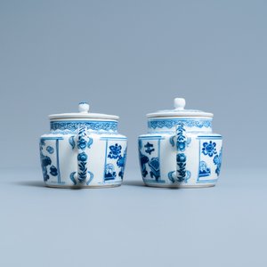 Une paire de théières en porcelaine de Chine en bleu et blanc à décor d'antiquités, Kangxi — photo 5