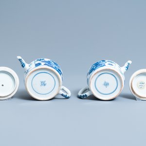 Une paire de théières en porcelaine de Chine en bleu et blanc à décor d'antiquités, Kangxi — photo 7