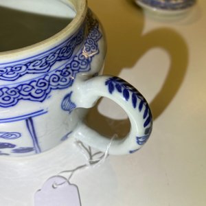 Une paire de théières en porcelaine de Chine en bleu et blanc à décor d'antiquités, Kangxi — photo 8