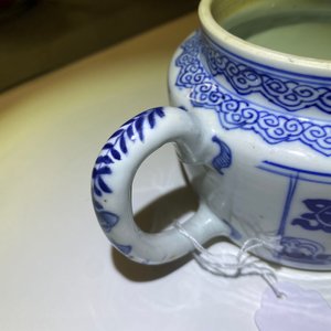 Une paire de théières en porcelaine de Chine en bleu et blanc à décor d'antiquités, Kangxi — photo 10