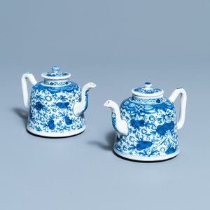 Une paire de théières en porcelaine de Chine en bleu et blanc, Qianlong/Jiaqing — photo 1