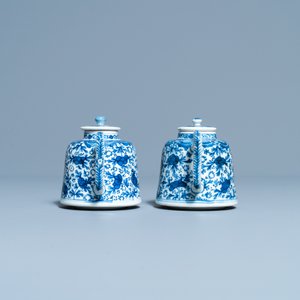 Une paire de théières en porcelaine de Chine en bleu et blanc, Qianlong/Jiaqing — photo 3