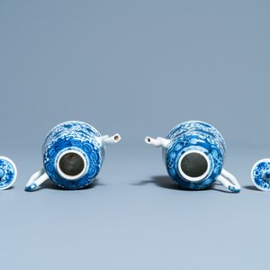 Une paire de théières en porcelaine de Chine en bleu et blanc, Qianlong/Jiaqing — photo 6