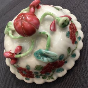 Une paire de théières en porcelaine de Chine famille rose à décor en reliëf, Yongzheng, 1723-1735 — photo 12