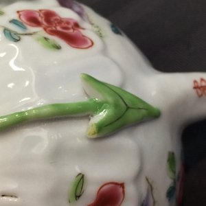 Une paire de théières en porcelaine de Chine famille rose à décor en reliëf, Yongzheng, 1723-1735 — photo 16