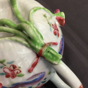 Une paire de théières en porcelaine de Chine famille rose à décor en reliëf, Yongzheng, 1723-1735 — photo 20