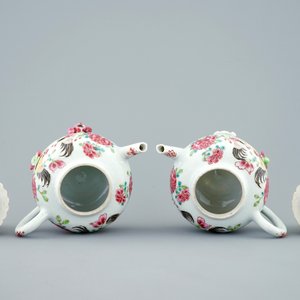 Une paire de théières en porcelaine de Chine famille rose à décor en reliëf, Yongzheng, 1723-1735 — photo 5