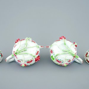 Une paire de théières en porcelaine de Chine famille rose à décor en reliëf, Yongzheng, 1723-1735 — photo 6