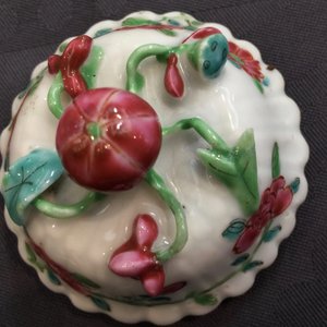 Une paire de théières en porcelaine de Chine famille rose à décor en reliëf, Yongzheng, 1723-1735 — photo 7