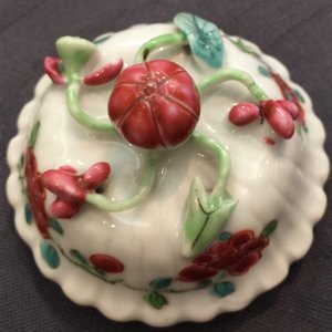 Une paire de théières en porcelaine de Chine famille rose à décor en reliëf, Yongzheng, 1723-1735 — photo 10