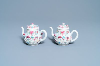 Une paire de théières en porcelaine de Chine famille rose à décor floral en relief, Yongzheng