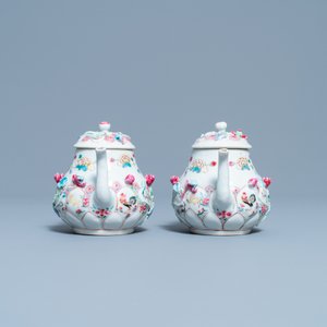 Une paire de théières en porcelaine de Chine famille rose à décor floral en relief, Yongzheng — photo 5