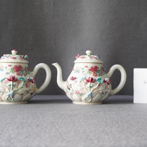 Une paire de théières en porcelaine de Chine famille rose à décor floral en relief, Yongzheng — photo 9